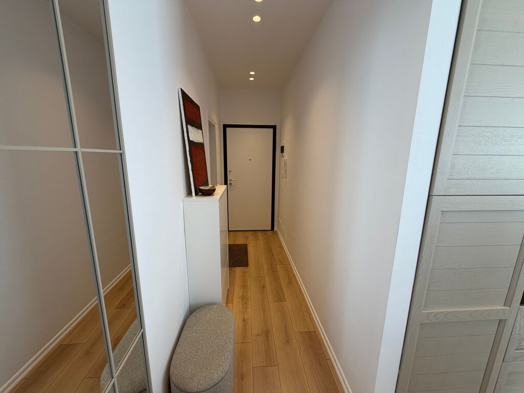 🏡 JEPET ME QIRA APARTAMENT 1+1 + POST PARKIMI – KOMUNA E PARISIT  📍 Ndodhet në zonën e Komunës së Parisit, një nga zonat më të preferuara për banim në Tiranë.  ✨ Arredim modern dhe bashkëkohor 🛋️ Sallon + ambient gatimi 🛏️ 1 dhomë gjumi 🚿 1 tualet 🚗 Post parkimi i përfshirë Kati 6   ✔️ Apartament i investuar dhe i mobiluar me kujdes, i përshtatshëm për çifte ose individë që kërkojnë komoditet dhe akses të lehtë në çdo shërbim.  💰 Çmimi: 105,000 Lekë/Muaj  📞 Për më shumë informacion ose për një vizitë në pronë, na kontaktoni.
