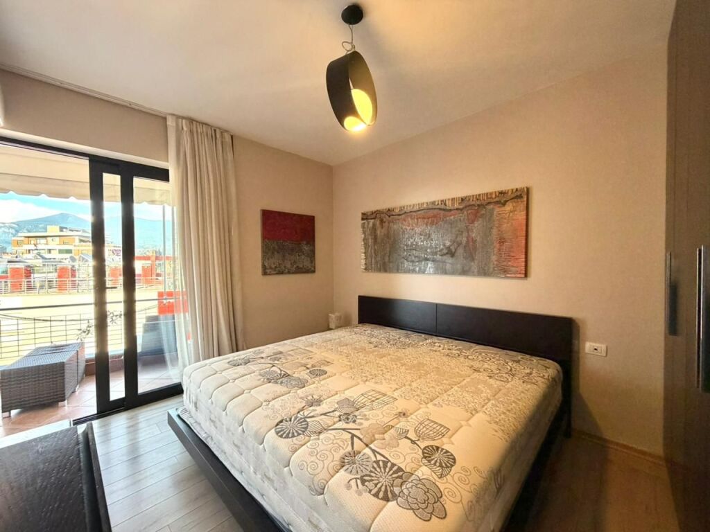 🏢 In Affitto: Attico (Penthouse) 📍Rr. Kosovareve - Zona Lago (Uni Barleti) 2+1+2 Balconi &amp; Terrazza utilizzabile | 1.500€/mese