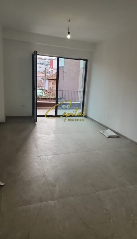 LOCALE COMMERCIALE IN AFFITTO 97 M2 MYSLYM SHYRI 1300 EURO