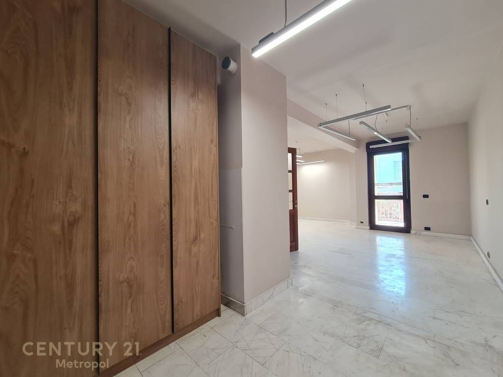 UFFICI IN AFFITTO 130 m NEL CENTRO DI TIRANA!