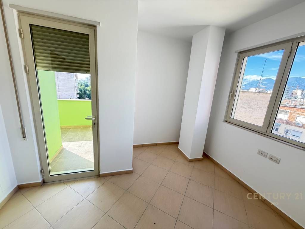 UFFICIO 3+1+2+POSTO AUTO IN AFFITTO IN VIA ELBASANI 1.000 € /Mese