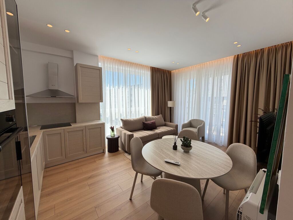 🏡 JEPET ME QIRA APARTAMENT 1+1 + POST PARKIMI – KOMUNA E PARISIT  📍 Ndodhet në zonën e Komunës së Parisit, një nga zonat më të preferuara për banim në Tiranë.  ✨ Arredim modern dhe bashkëkohor 🛋️ Sallon + ambient gatimi 🛏️ 1 dhomë gjumi 🚿 1 tualet 🚗 Post parkimi i përfshirë Kati 6   ✔️ Apartament i investuar dhe i mobiluar me kujdes, i përshtatshëm për çifte ose individë që kërkojnë komoditet dhe akses të lehtë në çdo shërbim.  💰 Çmimi: 105,000 Lekë/Muaj  📞 Për më shumë informacion ose për një vizitë në pronë, na kontaktoni.