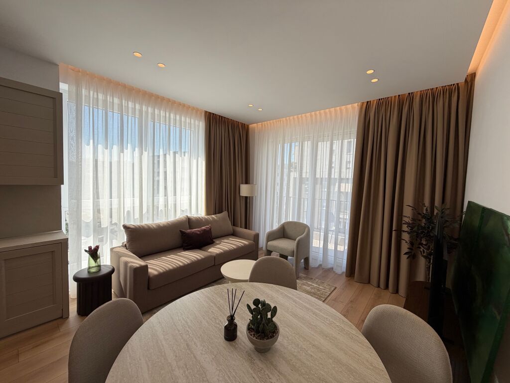🏡 JEPET ME QIRA APARTAMENT 1+1 + POST PARKIMI – KOMUNA E PARISIT  📍 Ndodhet në zonën e Komunës së Parisit, një nga zonat më të preferuara për banim në Tiranë.  ✨ Arredim modern dhe bashkëkohor 🛋️ Sallon + ambient gatimi 🛏️ 1 dhomë gjumi 🚿 1 tualet 🚗 Post parkimi i përfshirë Kati 6   ✔️ Apartament i investuar dhe i mobiluar me kujdes, i përshtatshëm për çifte ose individë që kërkojnë komoditet dhe akses të lehtë në çdo shërbim.  💰 Çmimi: 105,000 Lekë/Muaj  📞 Për më shumë informacion ose për një vizitë në pronë, na kontaktoni.