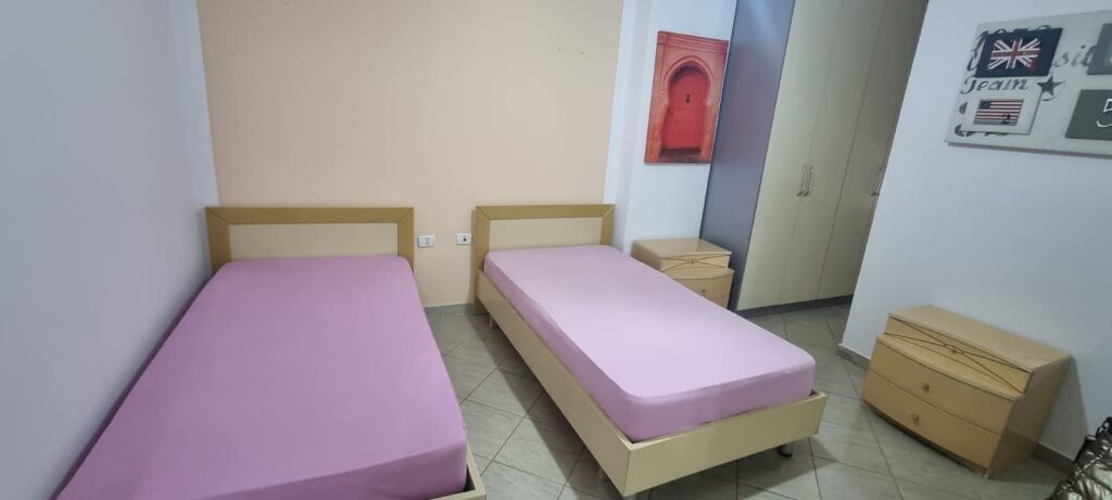 Jepet me qira apartament 2+1 te Pallatet Çabej