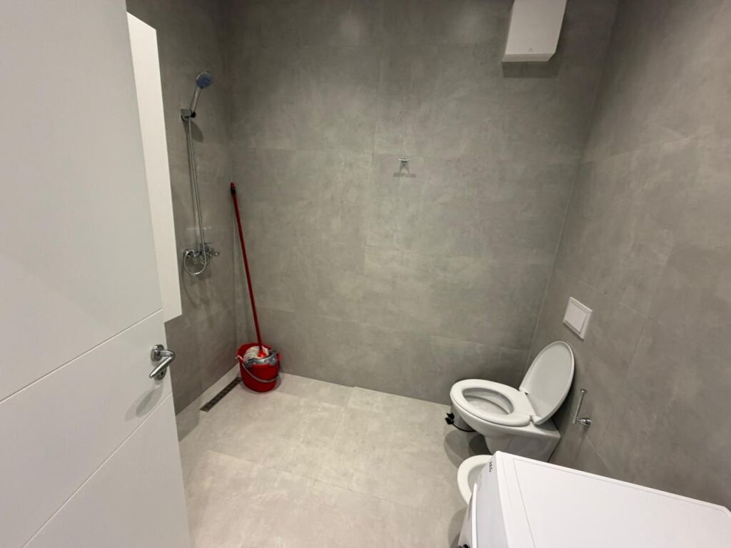 🏡 FOR RENT APARTMENT 1+1 + PARKING SPACE – PARIS COMMUNE💰 Price: 105,000 Lek/Month
