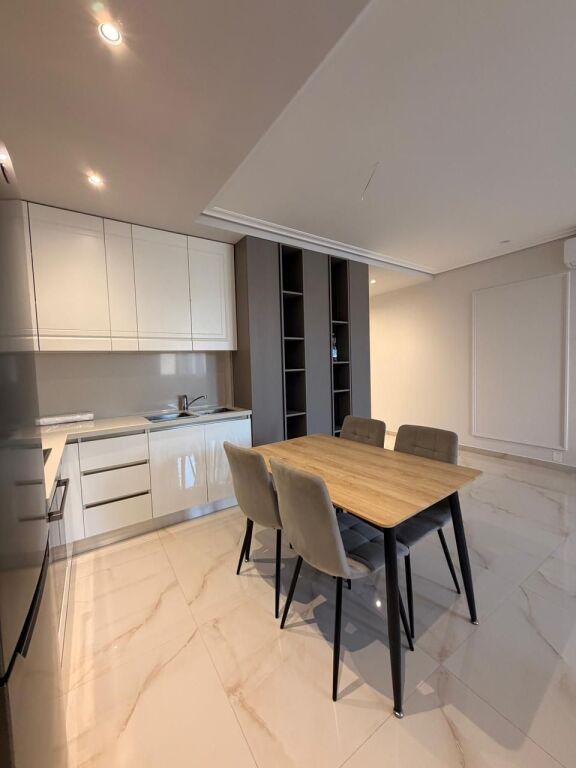 Per qira  APARTAMENT  2+1 prane Stacionit te Trenit Durres