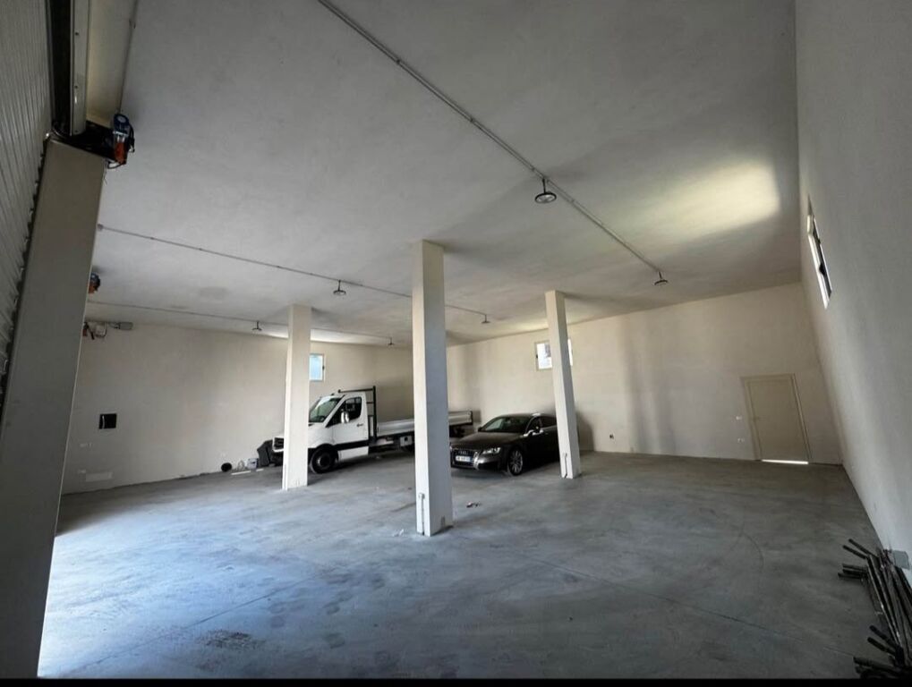 MAGAZZINO 200 M IN AFFITTO- VALIAS I RI, TIRANA