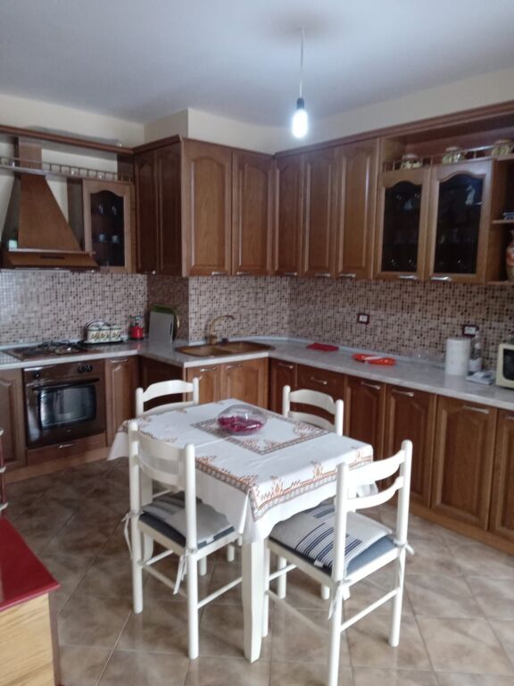 🏡APPARTAMENTO 2+1 IN AFFITTO A LUNGO TERMINE – RIVIERA, VLORA‼️