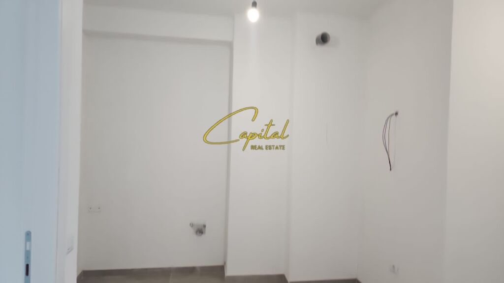 LOCALE COMMERCIALE IN AFFITTO 97 M2 MYSLYM SHYRI 1300 EURO