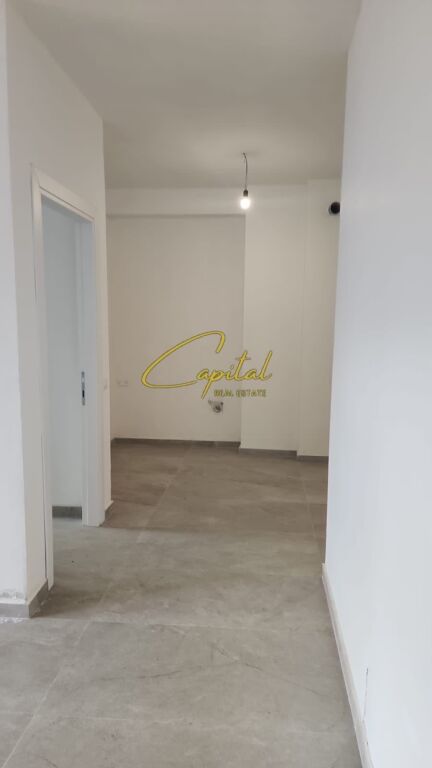LOCALE COMMERCIALE IN AFFITTO 97 M2 MYSLYM SHYRI 1300 EURO