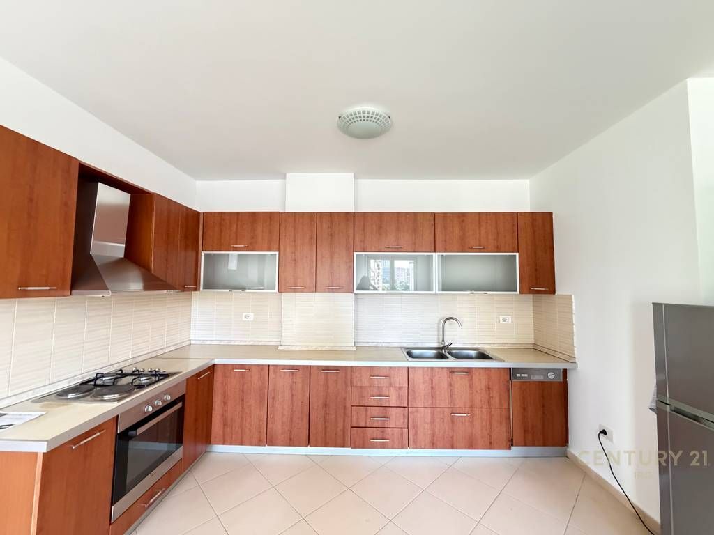 UFFICIO 3+1+2+POSTO AUTO IN AFFITTO IN VIA ELBASANI 1.000 € /Mese