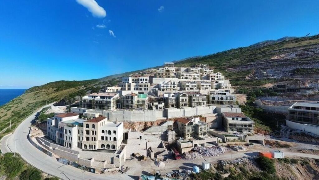 APARTAMENT ME VERANDE DHE PARKIM TE FOLIRE VILLAGE JALE