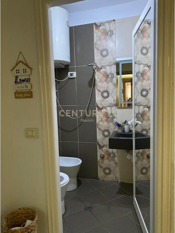 Shitet apartament 4+1 pranë Delijorgji Complex, buzë Bulevardi Bajram Curri. 350,000 €
