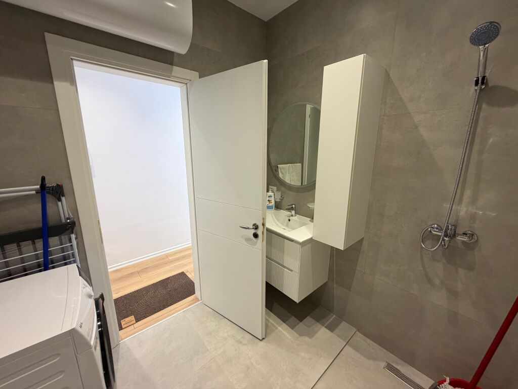 🏡 JEPET ME QIRA APARTAMENT 1+1 + POST PARKIMI – KOMUNA E PARISIT  📍 Ndodhet në zonën e Komunës së Parisit, një nga zonat më të preferuara për banim në Tiranë.  ✨ Arredim modern dhe bashkëkohor 🛋️ Sallon + ambient gatimi 🛏️ 1 dhomë gjumi 🚿 1 tualet 🚗 Post parkimi i përfshirë Kati 6   ✔️ Apartament i investuar dhe i mobiluar me kujdes, i përshtatshëm për çifte ose individë që kërkojnë komoditet dhe akses të lehtë në çdo shërbim.  💰 Çmimi: 105,000 Lekë/Muaj  📞 Për më shumë informacion ose për një vizitë në pronë, na kontaktoni.