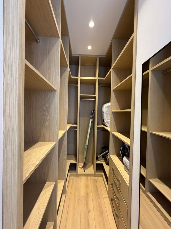 🏡 JEPET ME QIRA APARTAMENT 1+1 + POST PARKIMI – KOMUNA E PARISIT  📍 Ndodhet në zonën e Komunës së Parisit, një nga zonat më të preferuara për banim në Tiranë.  ✨ Arredim modern dhe bashkëkohor 🛋️ Sallon + ambient gatimi 🛏️ 1 dhomë gjumi 🚿 1 tualet 🚗 Post parkimi i përfshirë Kati 6   ✔️ Apartament i investuar dhe i mobiluar me kujdes, i përshtatshëm për çifte ose individë që kërkojnë komoditet dhe akses të lehtë në çdo shërbim.  💰 Çmimi: 105,000 Lekë/Muaj  📞 Për më shumë informacion ose për një vizitë në pronë, na kontaktoni.
