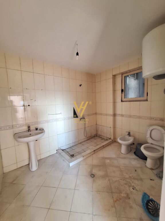 VENDESI APPARTAMENTO 2+1+2+VERANDA A FIER 75.000 EURO