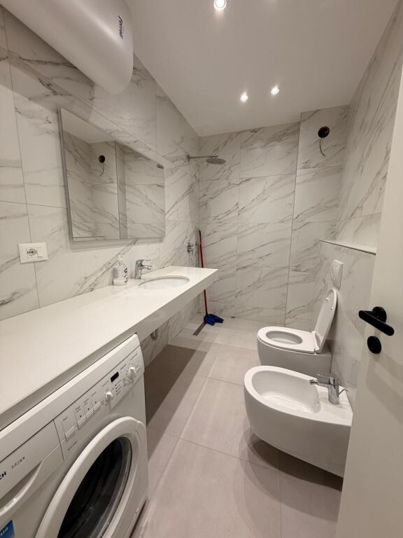 Per qira  APARTAMENT  2+1 prane Stacionit te Trenit Durres