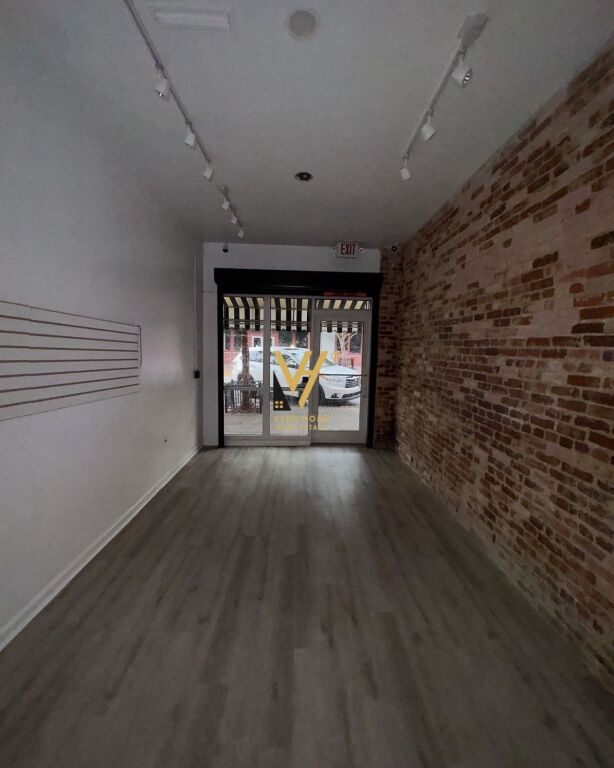 BUSINESS PREMISES FOR SALE 31 M2 AT FORMER EXHIBITION 120,000 EURO