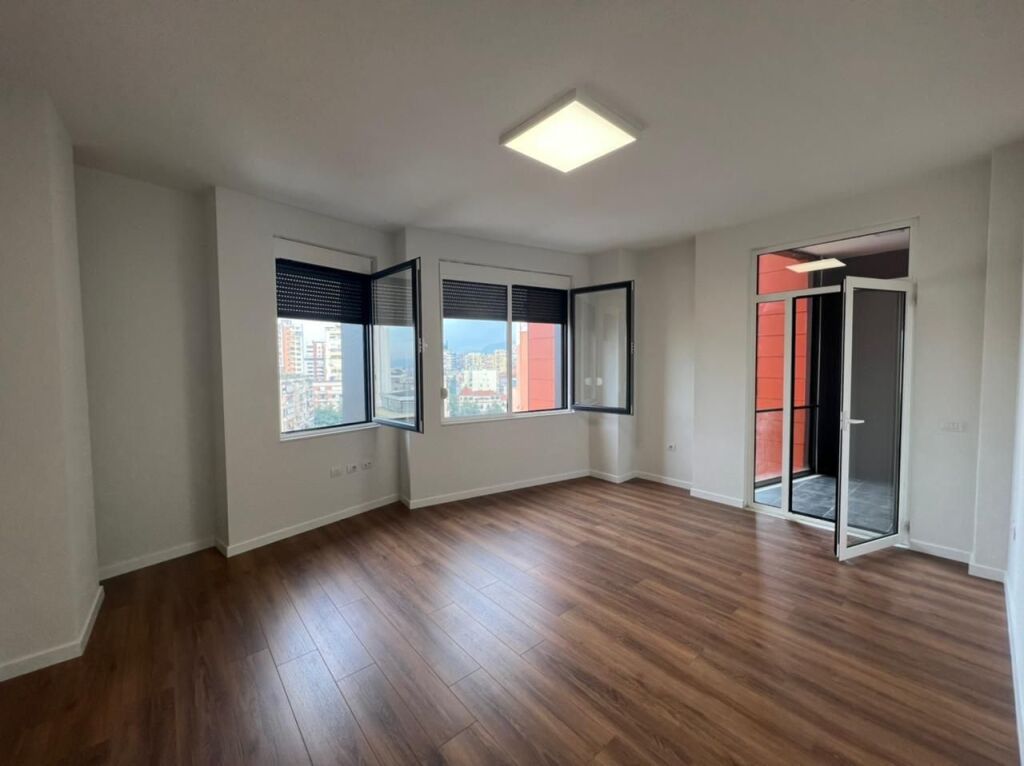 🏢 Jepet Ambient Zyre me Qira – Përballë Toptani Center