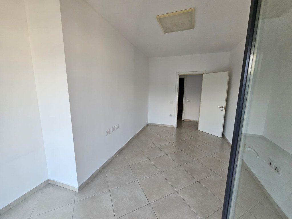 Jepet me qira apartament për zyra/pune, përballë SPAK-ut 650 € /Muaj