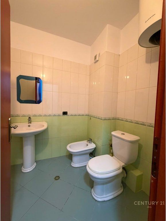 Apartament 2+1+2+ Post Parkimi ne zonen e Kopeshtit Botanik.