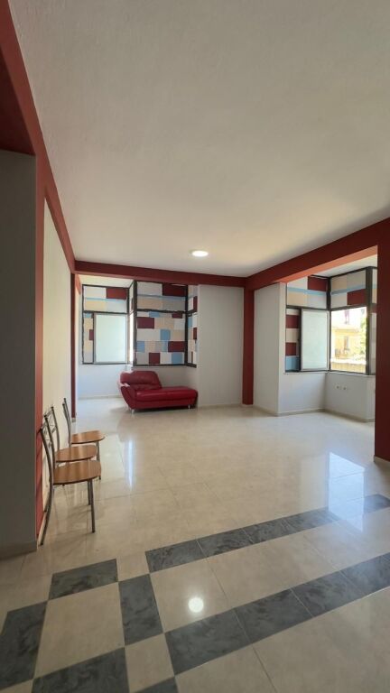 Me Qera: Ambient Biznesi në Zemër të Tiranës 📍Rruga Durrësit në fillim / Mbrapa dyqanit të luleve - 120 m² | 950 €/Muaj