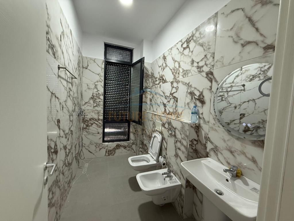 Disponojmë për qera Apartament 1+1 tek Ish-Dogana.
