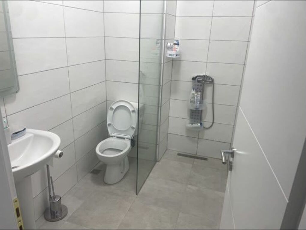 🏠 Jepet me qera apartament 2+1+2 në Brryl + Parking  📍 Pranë Shkollës Niket Dardani 💰 70.000 Lekë/muaj me post parkimi 💰 65.000 Lekë/muaj pa post parkimi