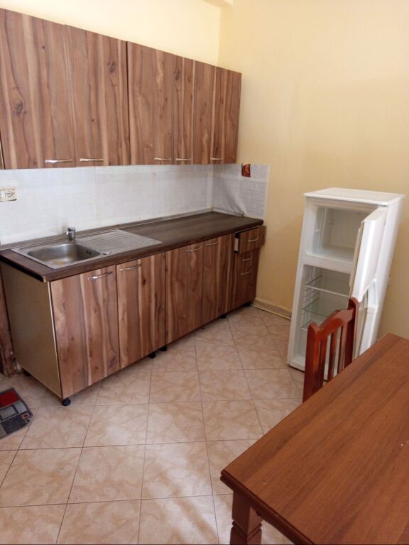 Appartamento 1+1. 20000 leke.Rruga 5 maji