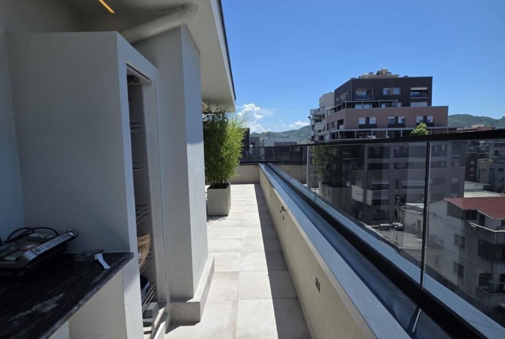 Tek Presidenca Shitet Penthouse Luksoze e Mobiluar Bukur