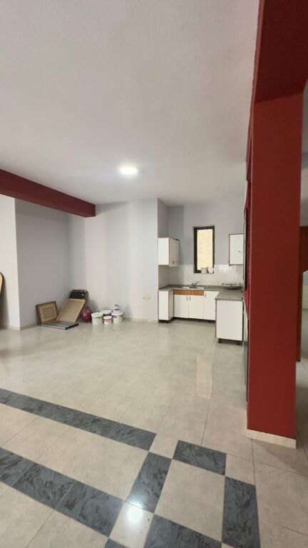 Me Qera: Ambient Biznesi në Zemër të Tiranës 📍Rruga Durrësit në fillim / Mbrapa dyqanit të luleve - 120 m² | 950 €/Muaj