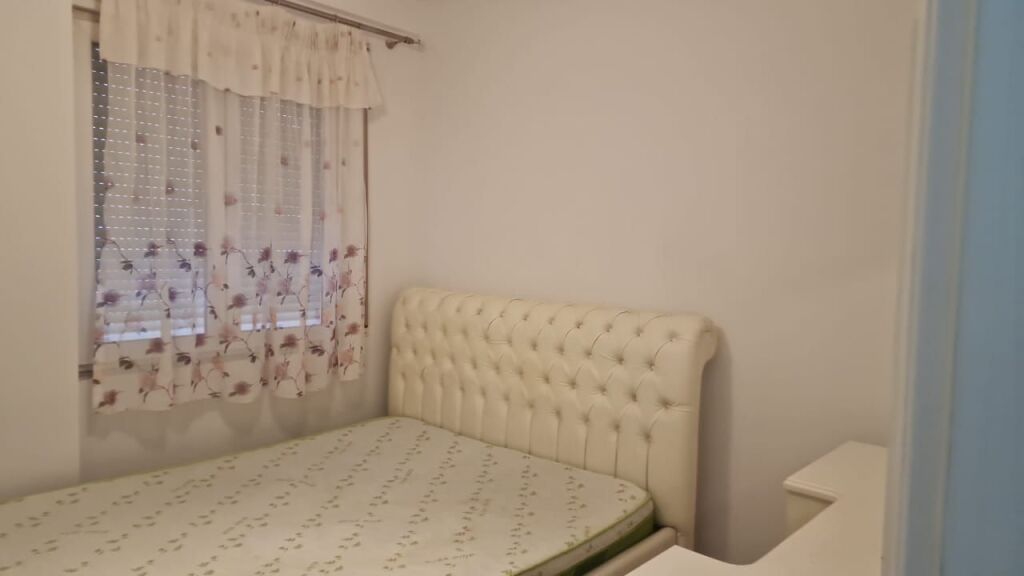 🏢Via 5 Maji, vicino al Concord Center, si affitta appartamento 1+1 arredato. 40.000 Leke        