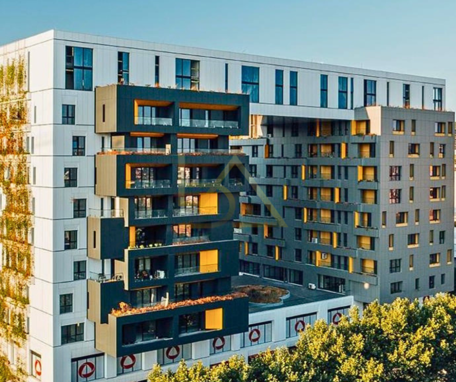 Shitet Apartament 3+1 + 2 Poste Parkimi – Square 21, Tiranë