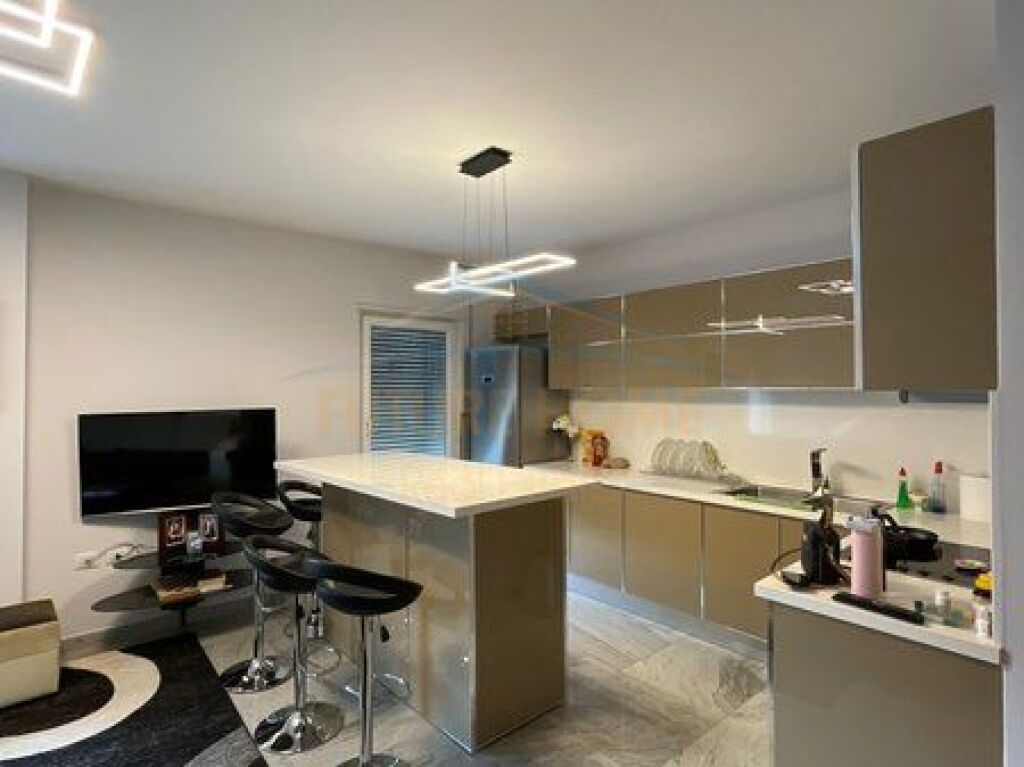 Appartamento 3+1+2 in Affitto in 21 Dhjetori, Via Kavajës, Tirana
