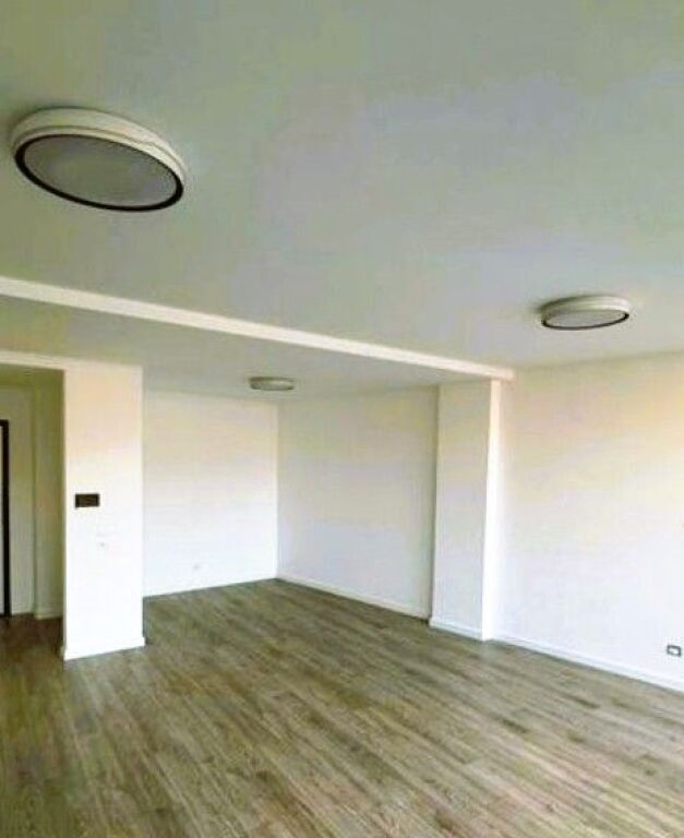 📍 **Zyrë 2+1 me Qira – Lake View, Liqeni Artificial**