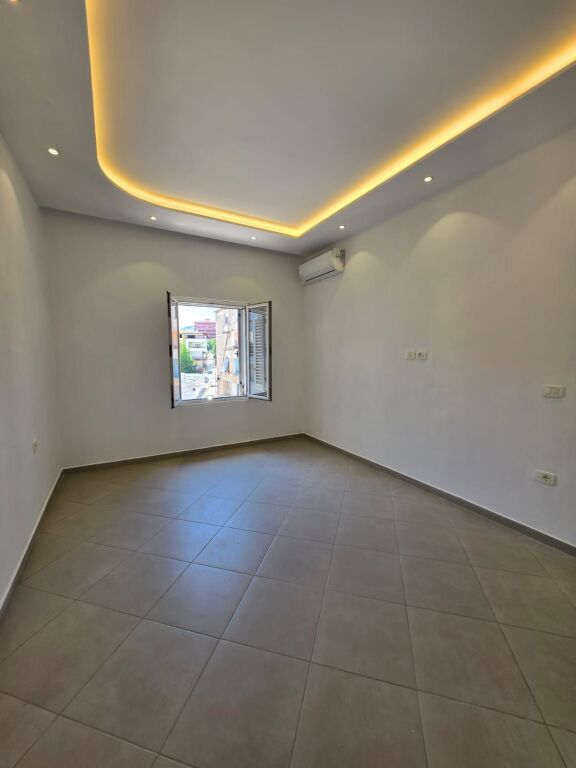 Me Qera: ZYRË - 80m2 (kati 5 pallat ekzistues) 📍Garda / Liqeni artificial | 4 Ambjente pune (3+1+2ballkone) 100 % E Re🔥 70.000 Lekë/Muaj