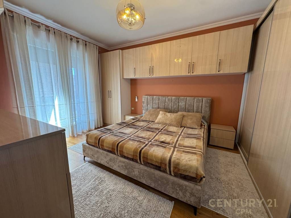 Apartment 2+1 + 2 parking spaces for rent near Zogu 1 Boulevard!