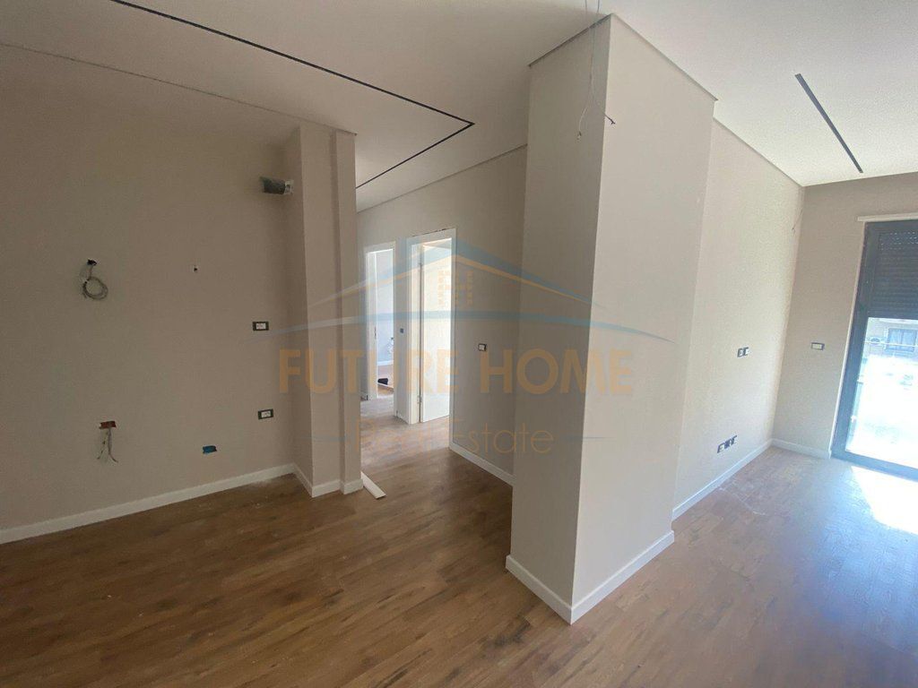 Shitet, Apartament 2+1+2, Rruga Karl Gega, Tiranë.