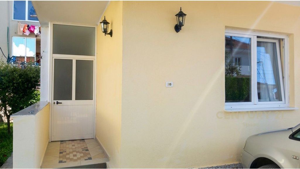 Japim apartament 1+1 me qira ne katin e pare te nje vile, ne zonen e Laprakes!