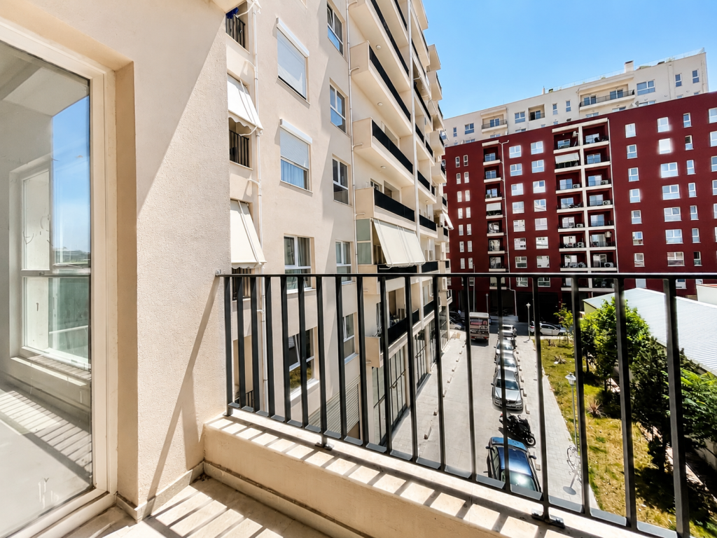 Shitet Apartament 2+1 Kati i 2, Aura