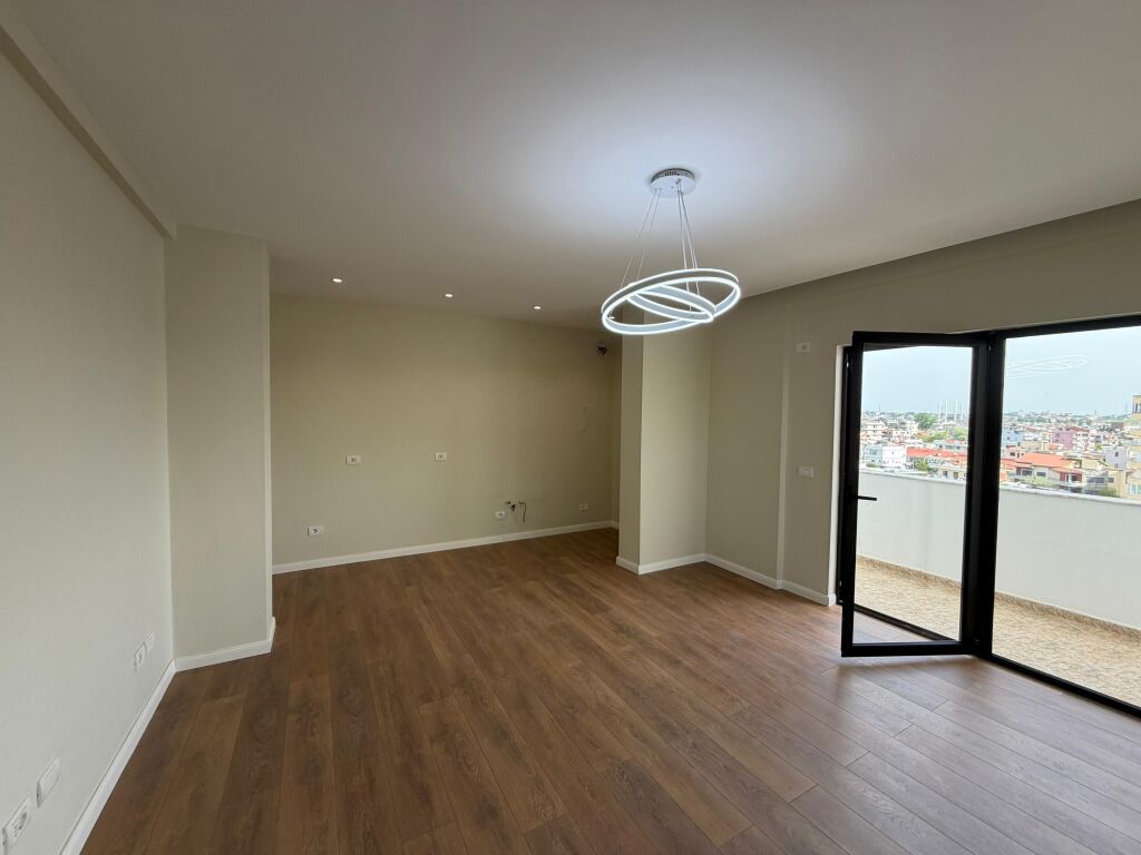 Shitet Apartament 2+1