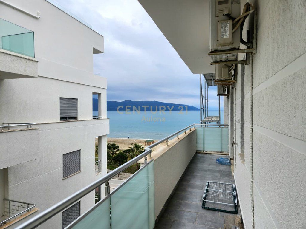 Apartament 2+1 me Pamje të Plotë nga Deti në Lungomare 1