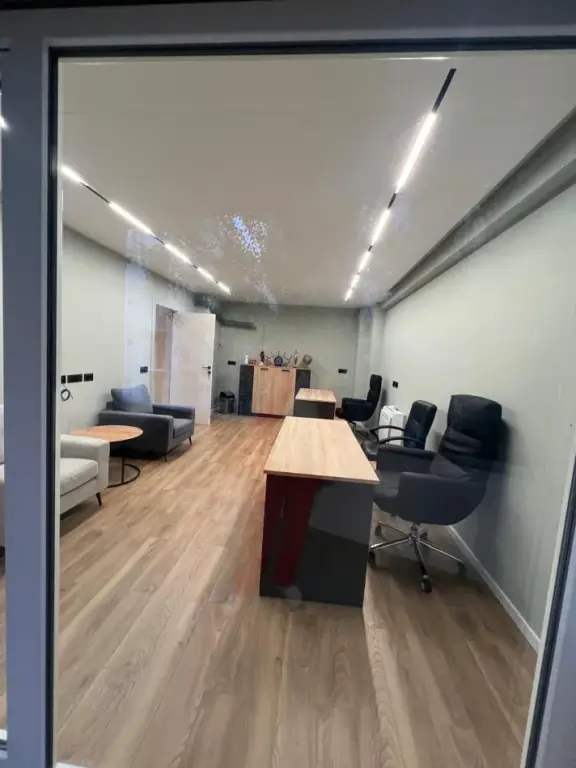 Qera | Ambjent Biznesi | Liqeni i Thatë | 900 €/muaj