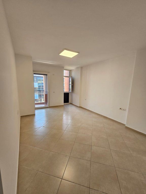 Jepet me qira apartament për zyra/pune, përballë SPAK-ut 650 € /Muaj