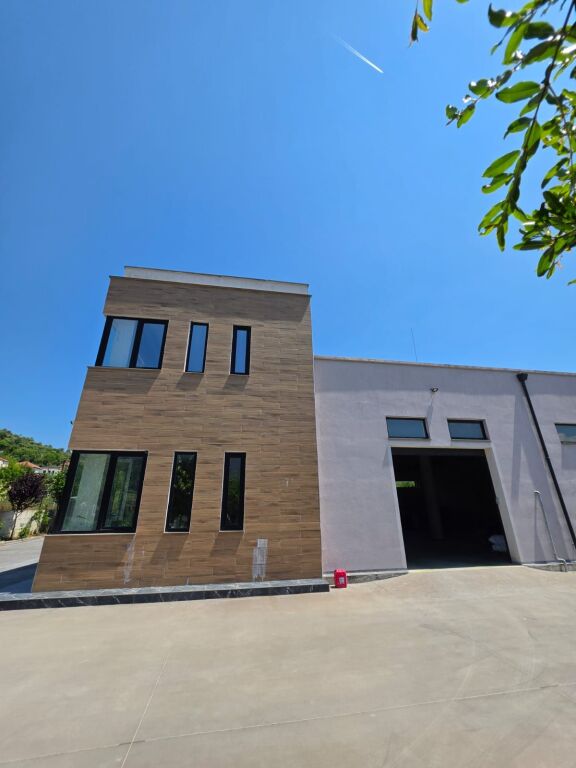 🏢 MAGAZINË MODERNE ME QIRA NË PRUSH – Kombinat 200 m² | Ndërtim i Ri | Standarde Bashkëkohore 5 m lartësi 💥 100.000 Lekë/Muaj 🔥🔥