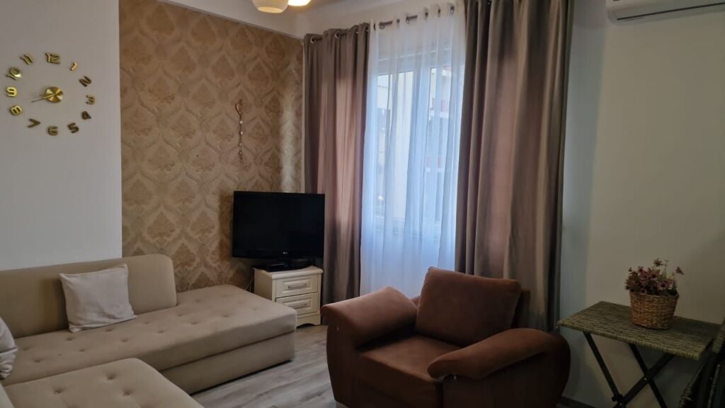 🏢Via 5 Maji, vicino al Concord Center, si affitta appartamento 1+1 arredato. 40.000 Leke        