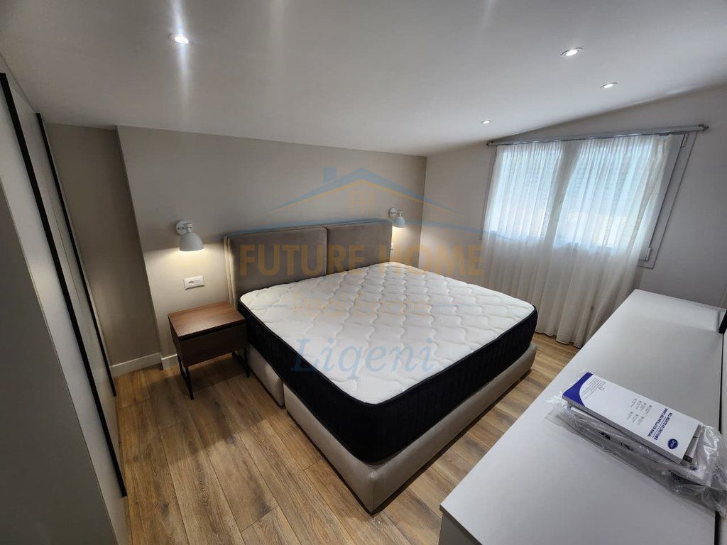 Shitet, Duplex 4+1+3, Liqeni i Thatë, Tiranë.