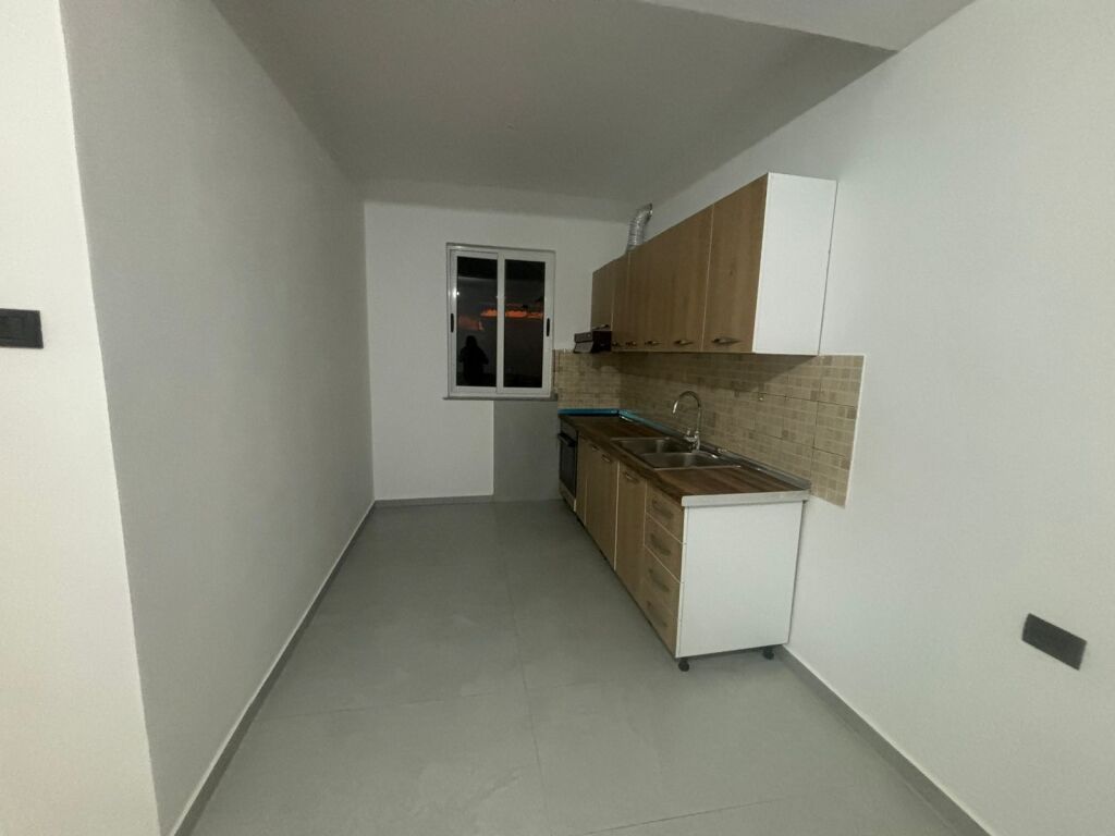 Qera | Shtëpi private 2 + 1 | Kinostudio | 370 €/muaj