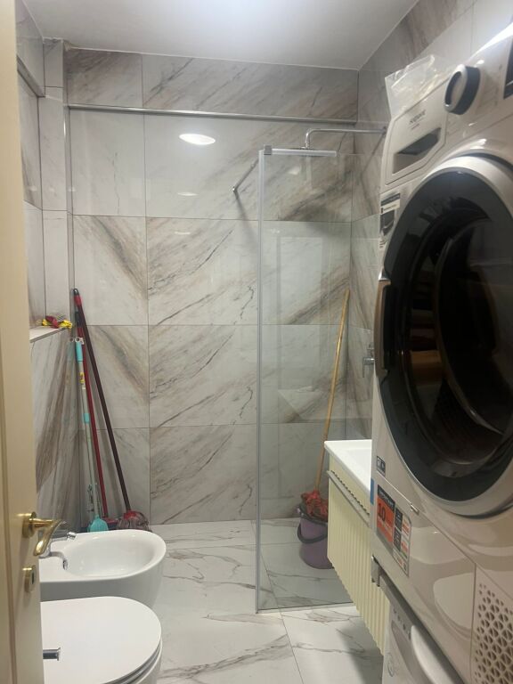 Shitet apartament 1+1 Qender super shpi pallat me ashensor. Me certefikat pronesie.