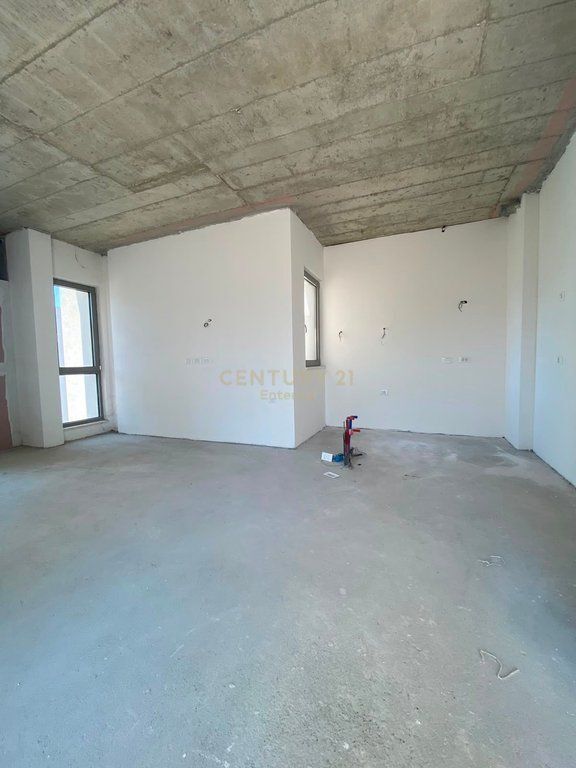Shitet Apartamnet 2+1 tek Liqeni Thate tek Rezidenca Green Valley